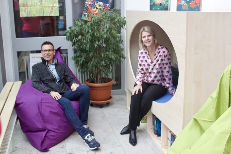 Grossansicht in neuem Fenster: 30.11.2023: Lesehöhle für die Grundschule – Riesenfreude bei Kindern und Lehrern