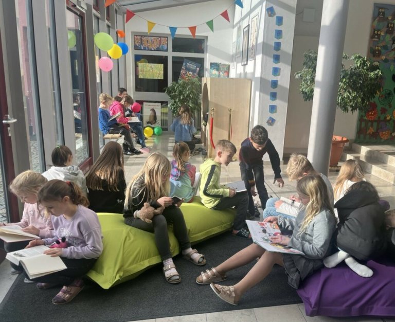 Grossansicht in neuem Fenster: 30.11.2023: Lesehöhle für die Grundschule – Riesenfreude bei Kindern und Lehrern