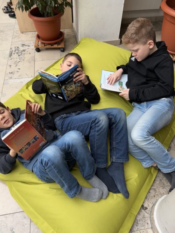 Grossansicht in neuem Fenster: 30.11.2023: Lesehöhle für die Grundschule – Riesenfreude bei Kindern und Lehrern