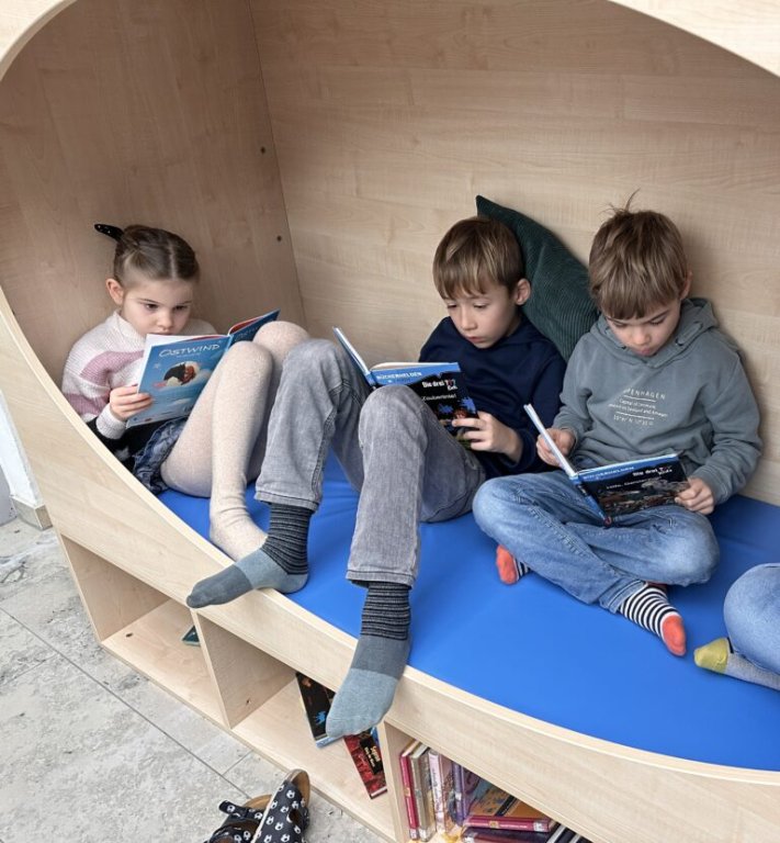 Grossansicht in neuem Fenster: 30.11.2023: Lesehöhle für die Grundschule – Riesenfreude bei Kindern und Lehrern