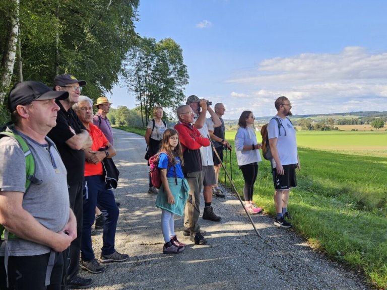 Grossansicht in neuem Fenster: Den Ausblick genossen – Naturerlebnis-Wanderung der Gemeinde Roßbach führt über den Kronwittberg Grossansicht in neuem Fenster: Den Ausblick genossen – Naturerlebnis-Wanderung der Gemeinde Roßbach führt über den Kronwittberg